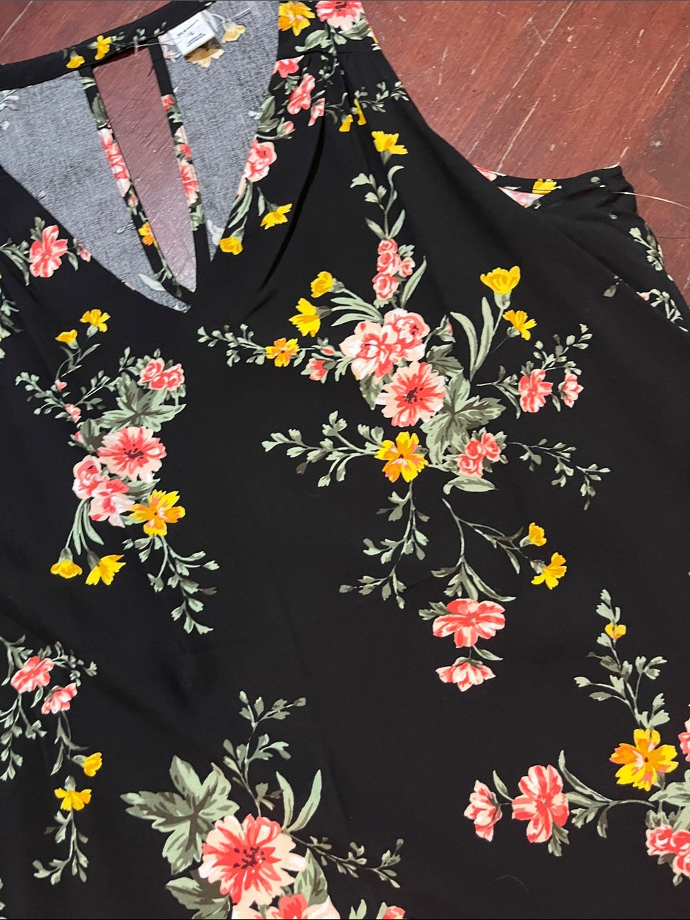 🌻3/$15🌻 Old Navy Black Floral V-Neck Cutout Camisole with Pink and Yellow Blooms - Picture 4 of 7